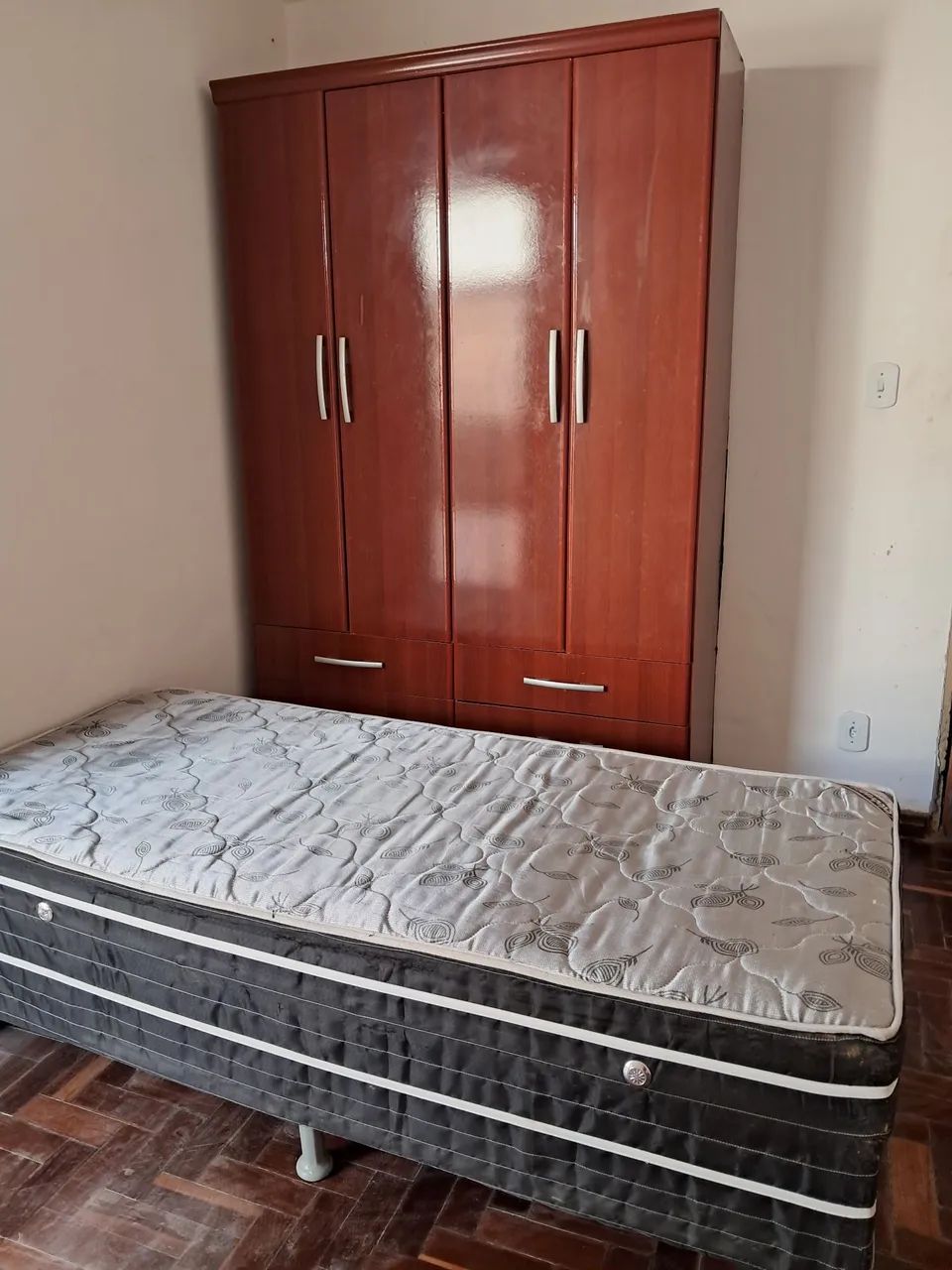 Cama box e guarda-roupa 