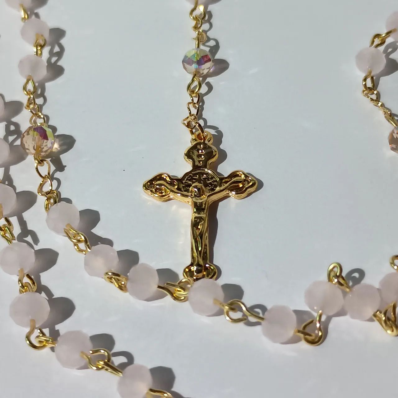 Preço com pedras em rosa bebê com imagens de nossa Senhora crucifixo banhado a ouro - Foto 4