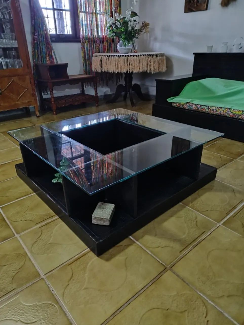 Mesa de centro de madeira maciça e tampo de vidro - Foto 3