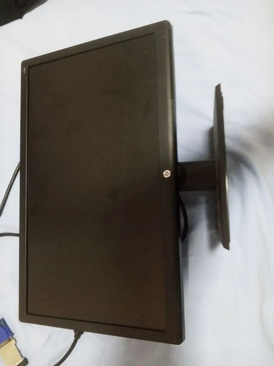 Monitor Hp 19' com pequeno risquinho na tela