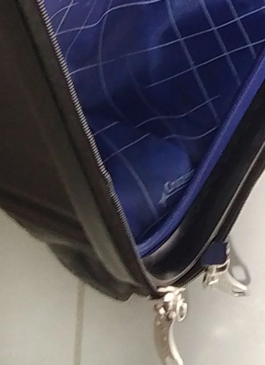 Mala de viagem de 4 rodinhas 360, padrão anaac 10kg, defeito no zíper  - Foto 5