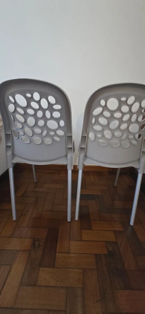 2 Cadeiras de plástico pés alumínio  - Foto 2