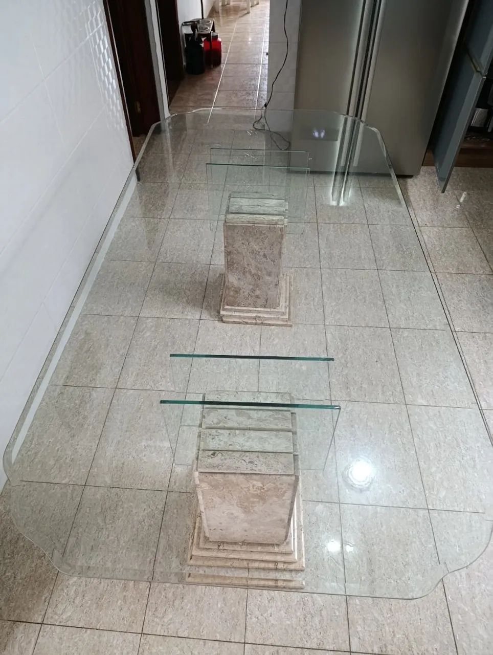 Mesa de vidro com base de marmore