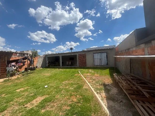 Lote com área de lazer de fundo com quarto e banheiro 