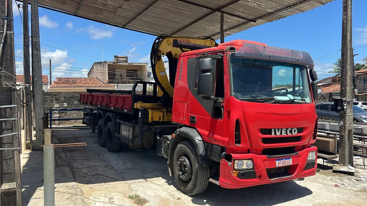 Caminhão Iveco com munck 