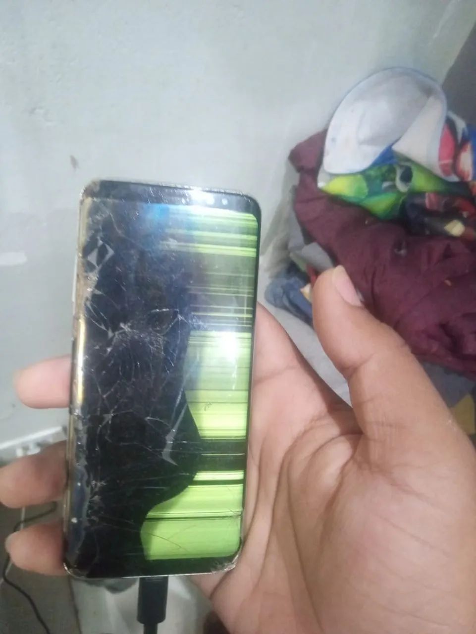 Vende-se s8 com a tela quebrada ou troco