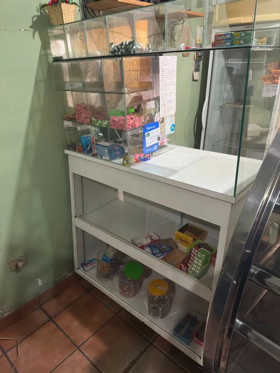 Balcão Comercial com Expositor de Vidro e Armário Inferior