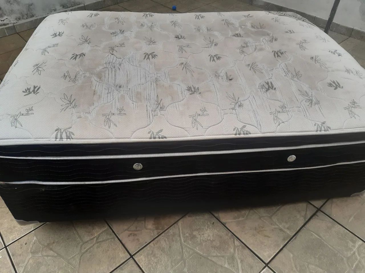 Cama de casal com colchão de molas