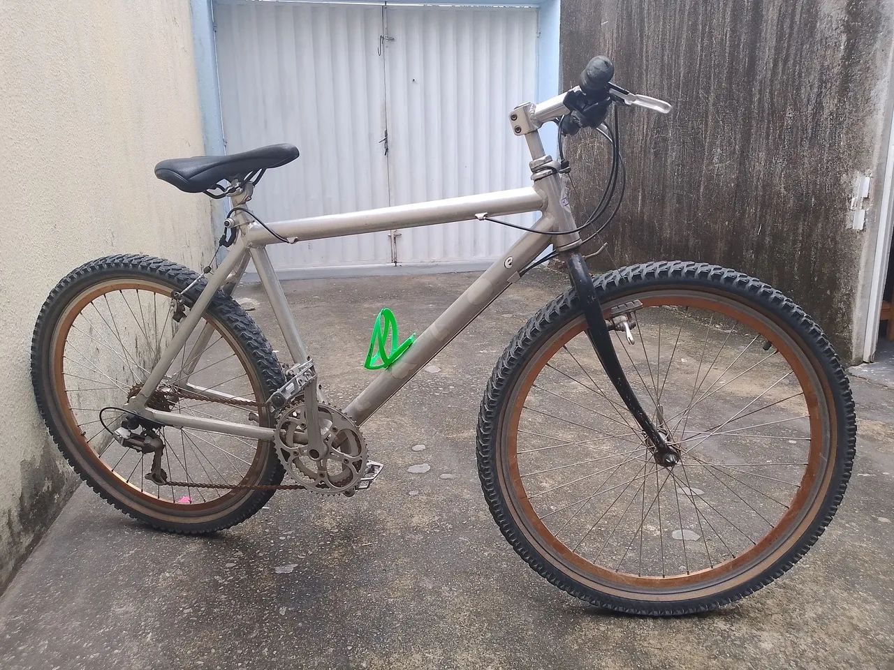 Bicicleta toda em alumínio muito bem conservada - Foto 2