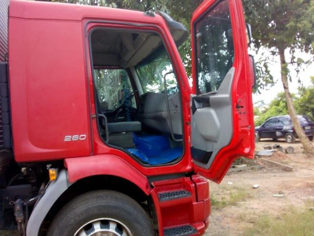 Caminhão bau volvo 260 2011/2012 - Foto 16