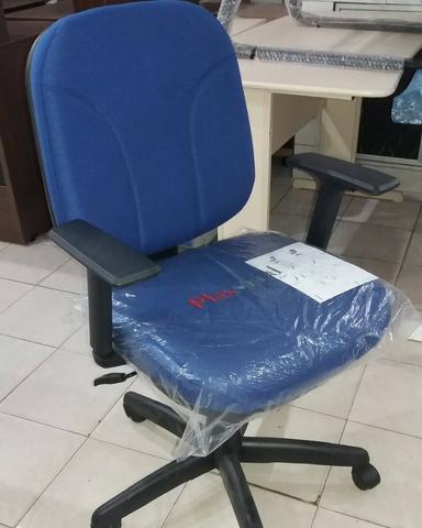 Poltrona giratória Diretor azul - loja