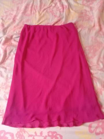 Vendo saias e vestidos usados mas em bom estado tanho outros além desses - Foto 3
