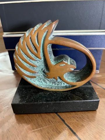 Estátua em bronze águia Lilly furrer usada 