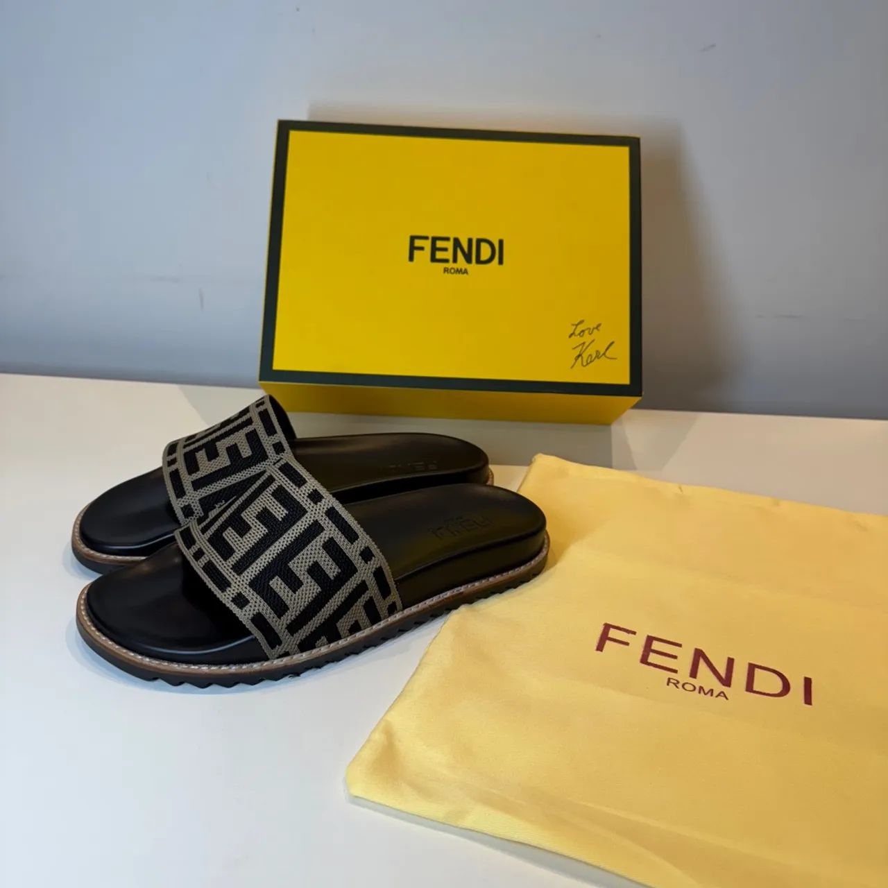 Chinelo Fendi - Foto 2