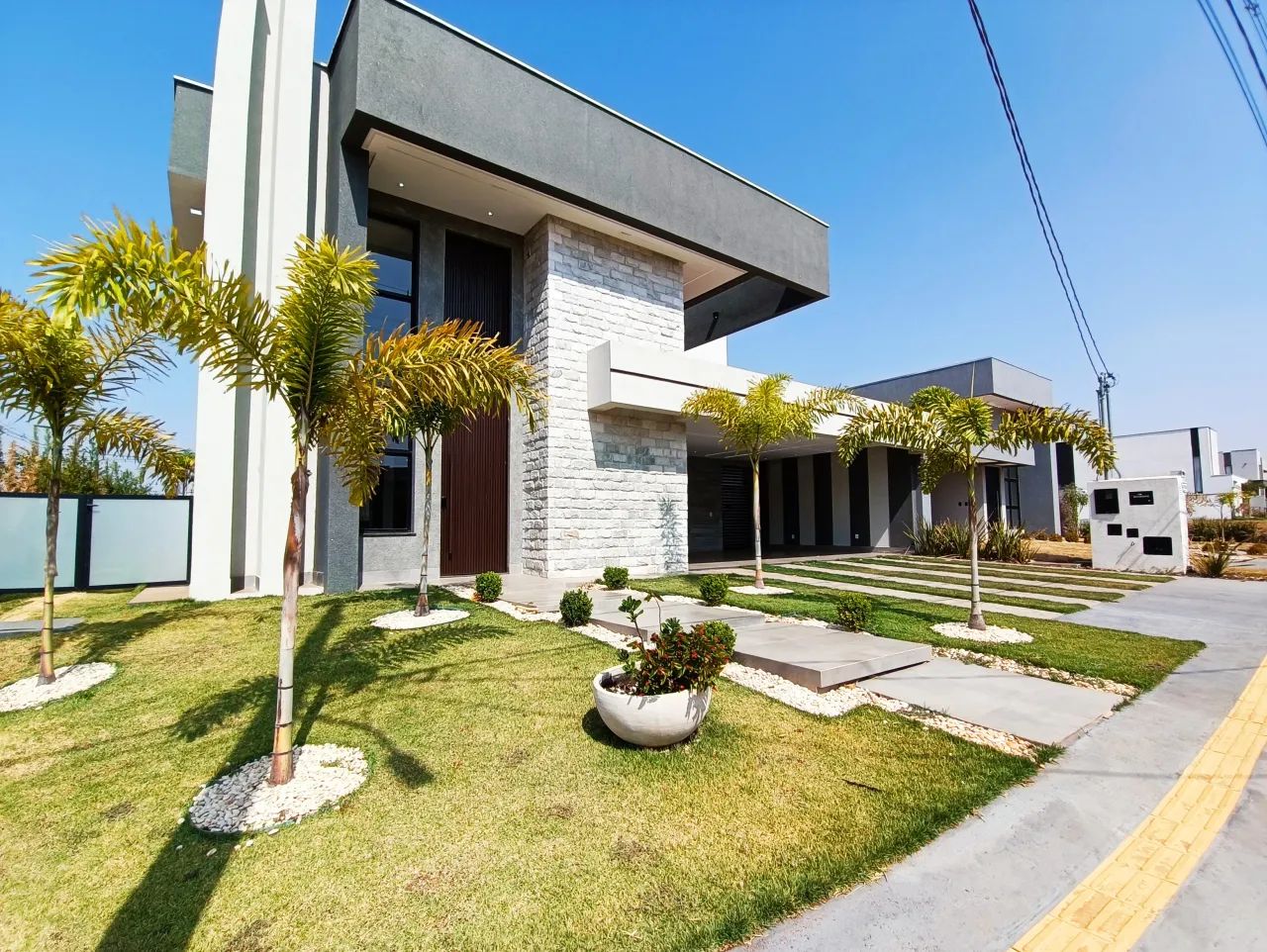 Casa Térrea 4/4 + Escritório / Esquina 520 M²