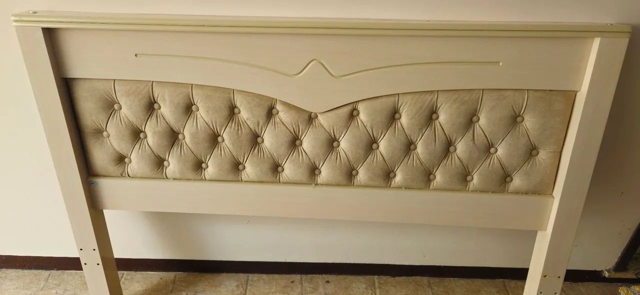 Cabeceira bege/creme em excelente estado