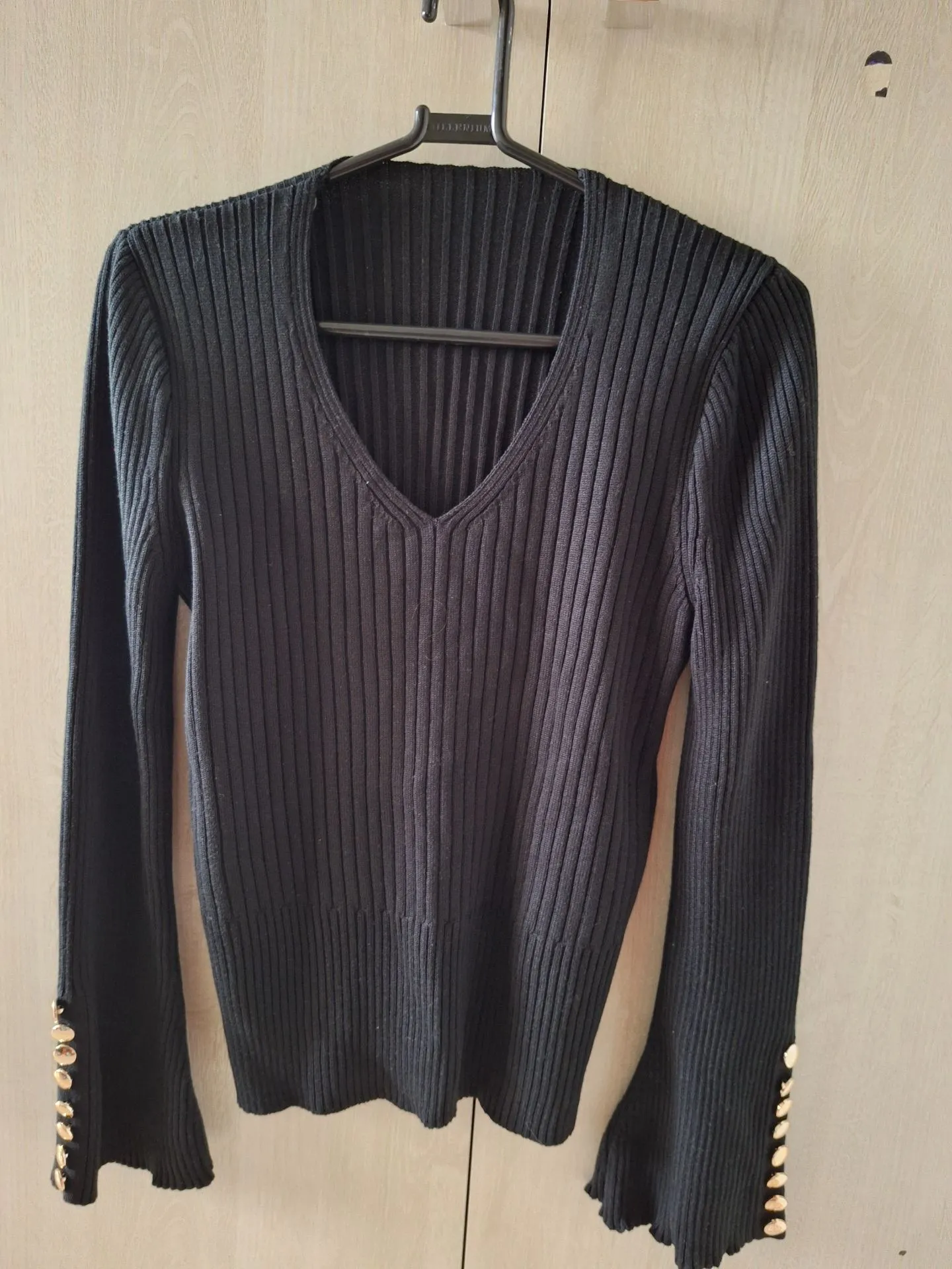 Blusa de tricô, gola em V, manga longa e larga