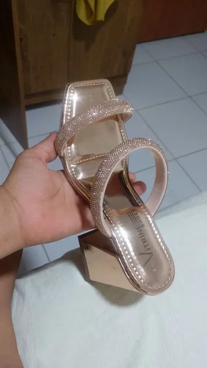 Sandália feminina dourada com strass