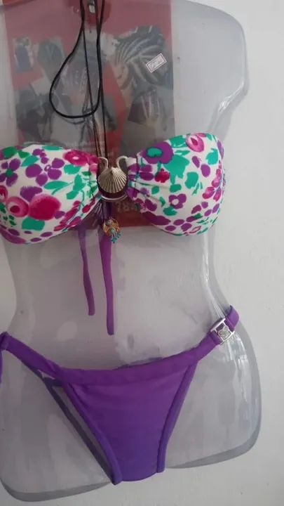 Biquíni Floral com Top Tomara que Caia e Calcinha de Amarrar