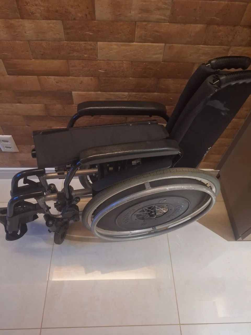 Cadeira de rodas confortavel e dobravel - Foto 3