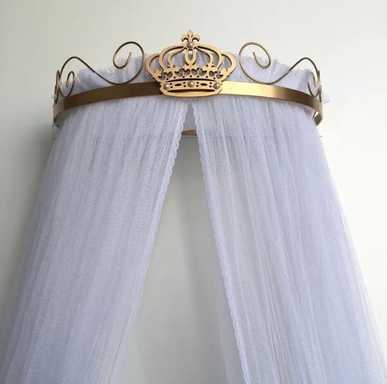 Varão dourado meia lua para cortina com detalhe de Coroa 