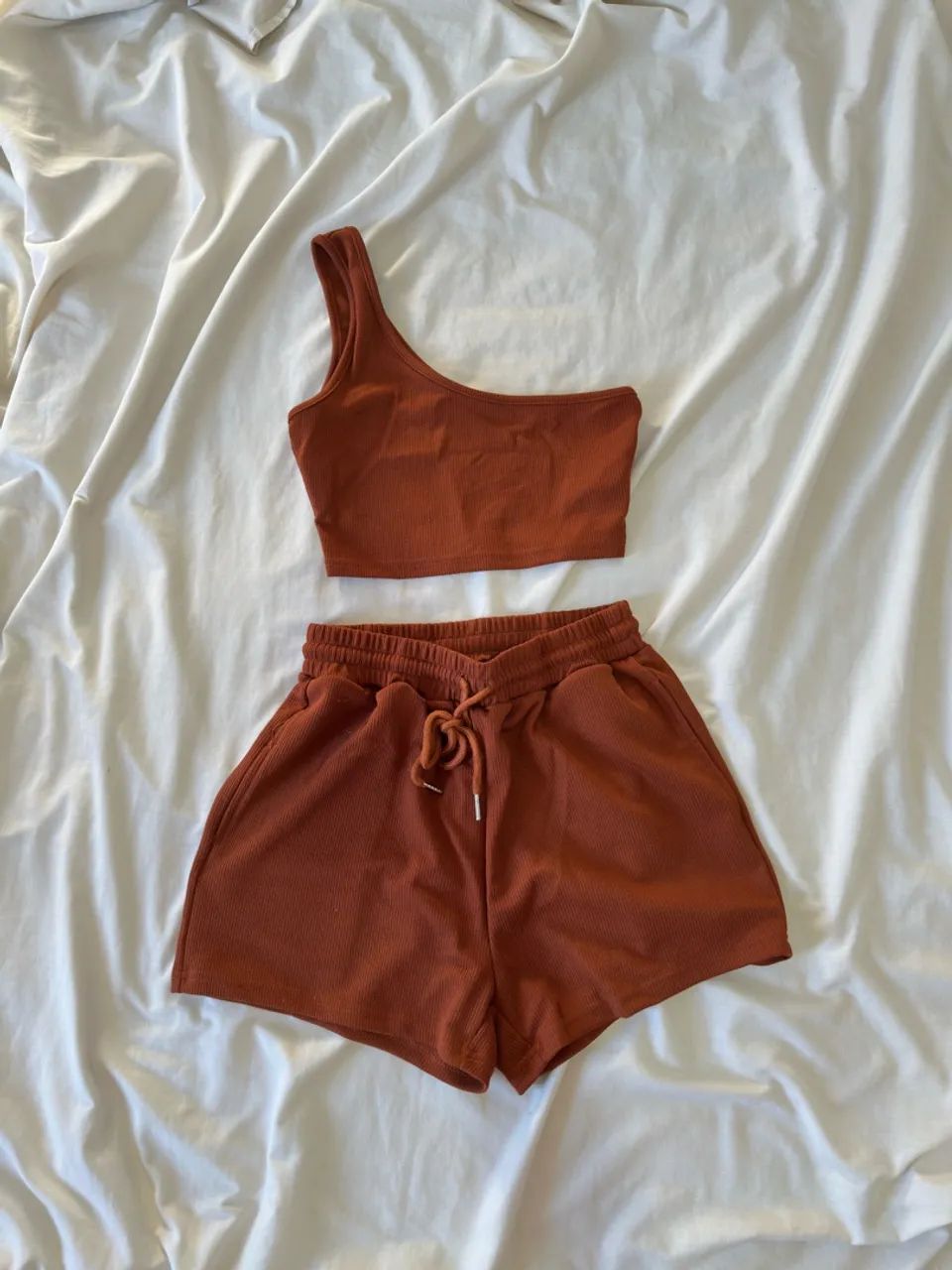 Conjunto Cropped Ombro Único e Shorts