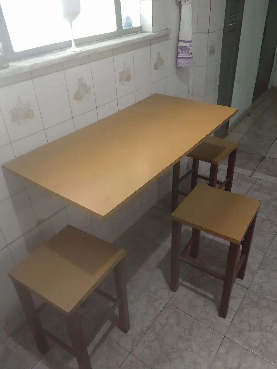 Mesa dobrável  e 4 bancos - Foto 2