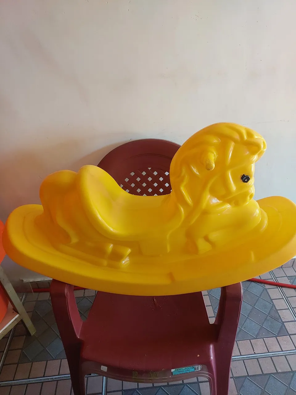 Cavalinho de balanço infantil amarelo
