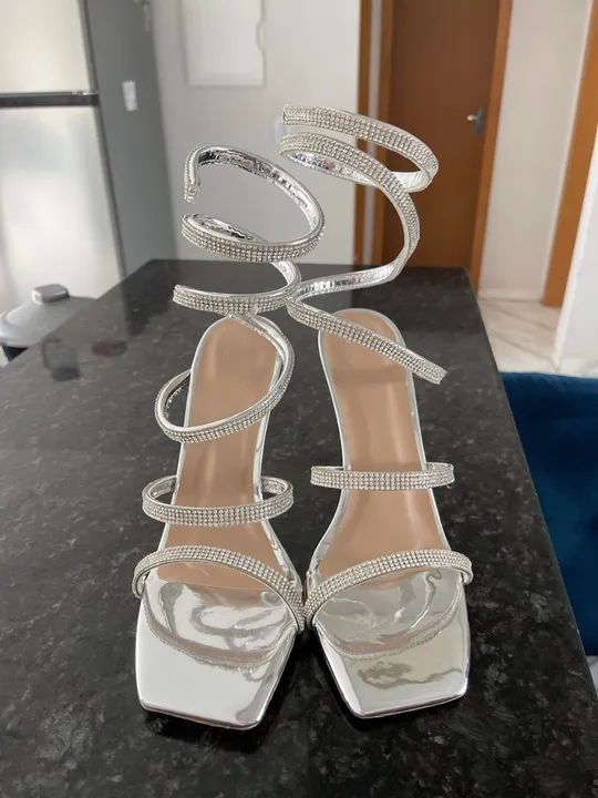 Sandálias de Salto Alto Prateadas com Strass - Foto 4