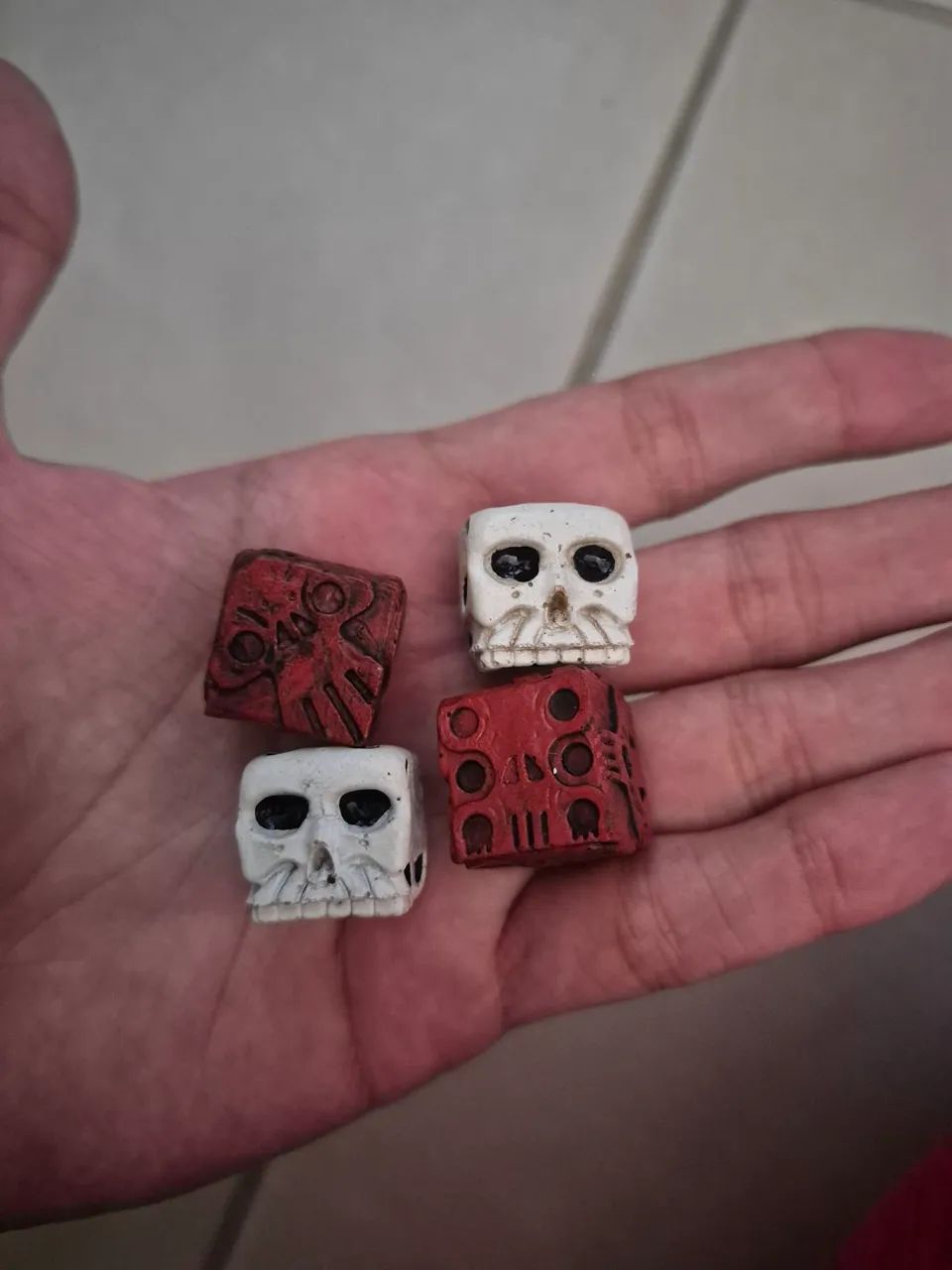 4 Dados caveiras