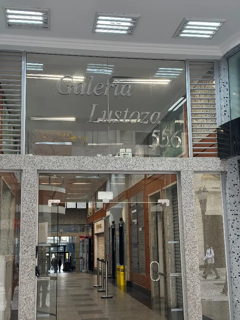 Sala Comercial à Venda no Centro de Curitiba - Galeria lustoza