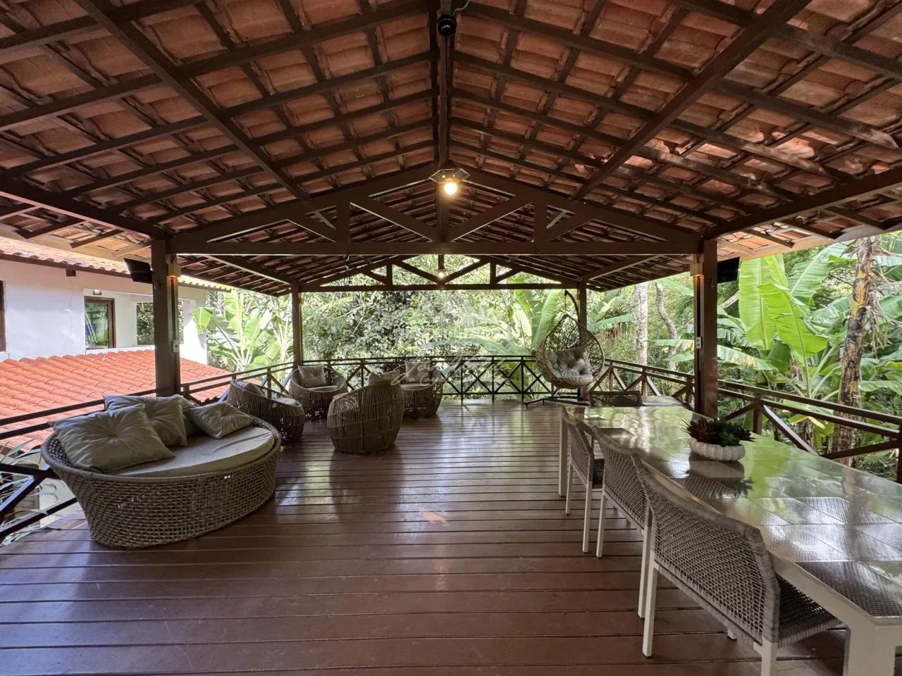 Chácara de 180m², com 0,24 ha de terreno, 05 suítes, deck e piscina com hidromas - Foto 4
