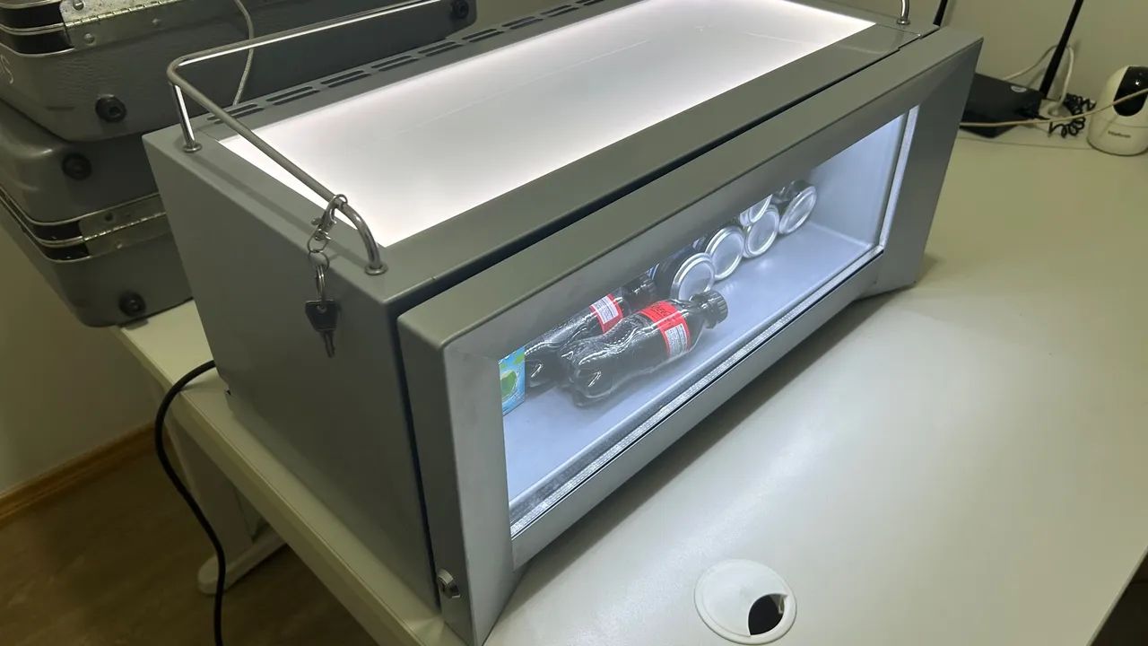 Geladeira Redbull compacta e moderna  com conversor 220v para 110v - Foto 5