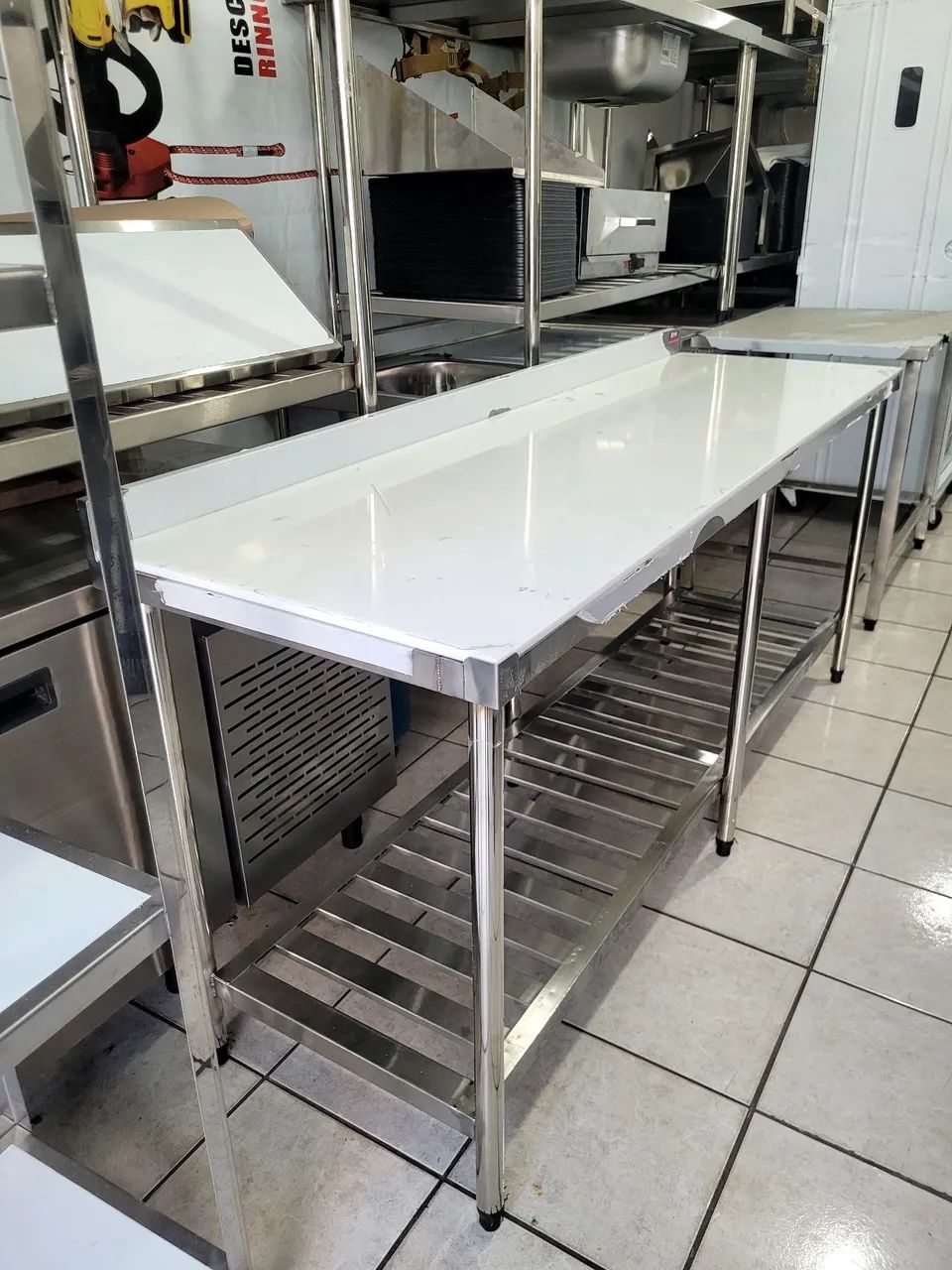 MESA INOX COM PLACA DE POLIETILENO 