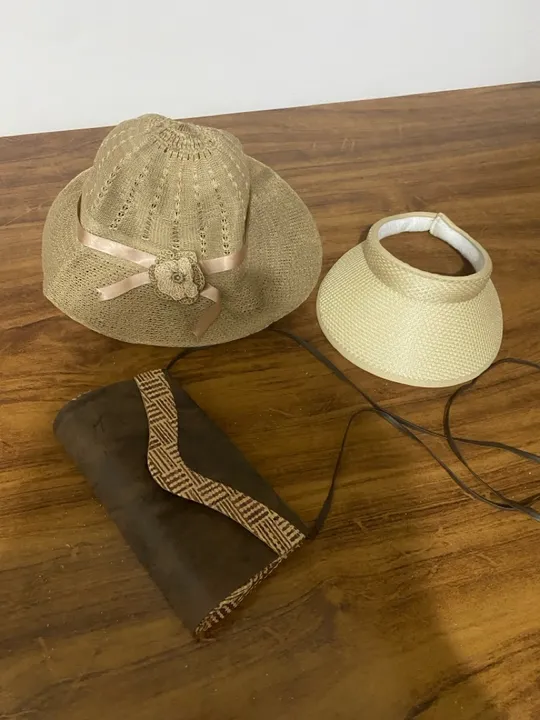 Kit de Chapéus e Bolsa em palha