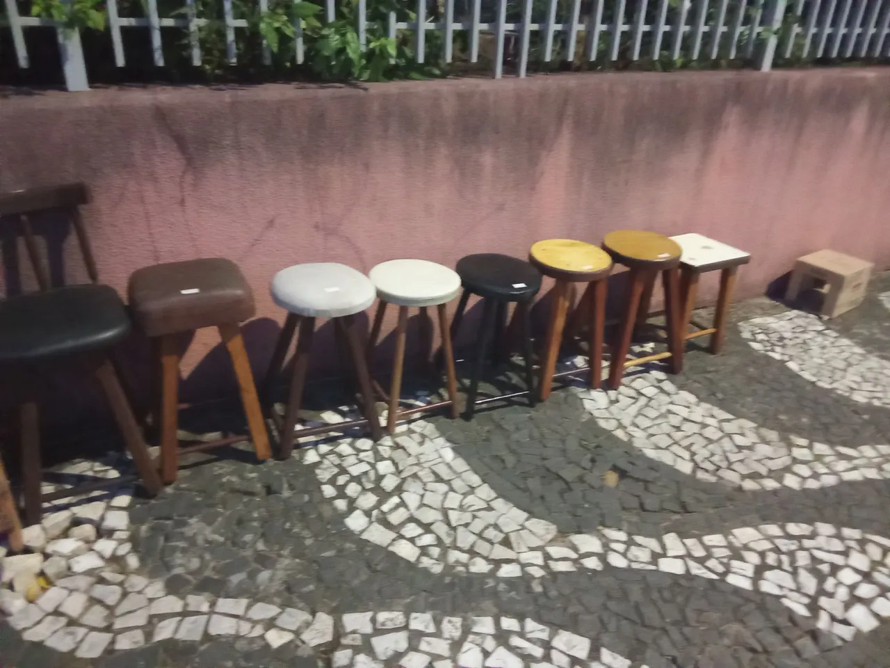 Conjunto de 7 Banquetas de Madeira
