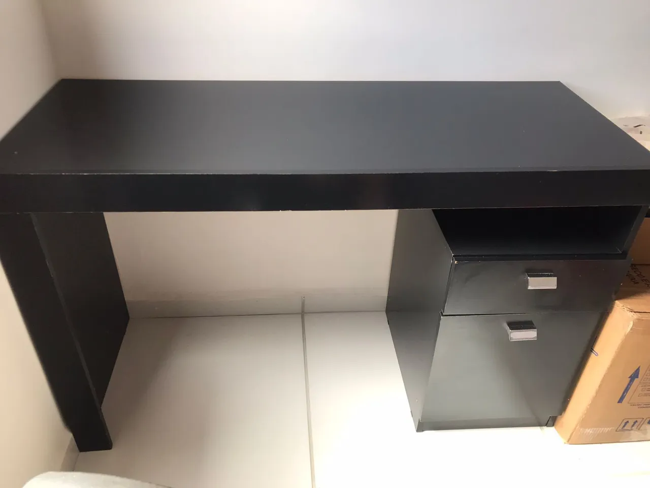 Mesa de escritório preta com gaveteiro