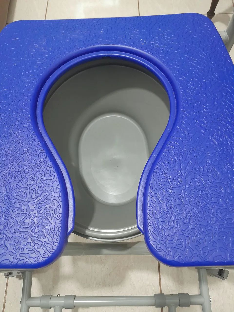 Cadeira de Banho com Rodas - Ideal para Idosos e Pessoas com Mobilidade Reduzida - Foto 5