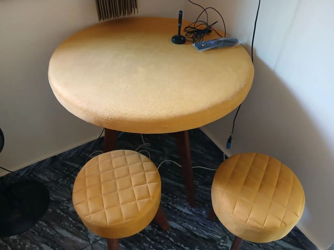 Conjunto de mesa redonda e banquetas em madeira pura  acolchoadasmostarda