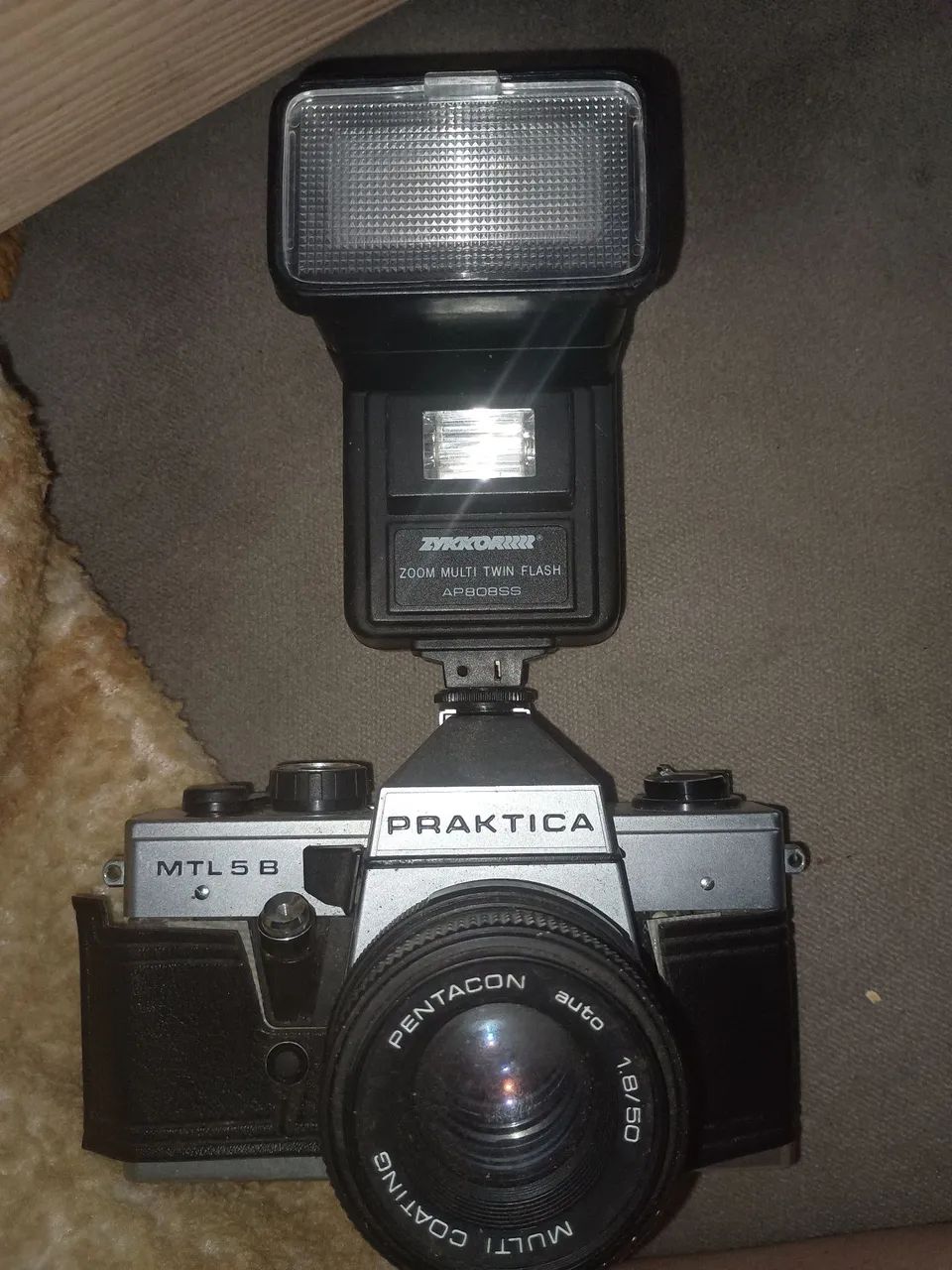 Câmera Analógica Praktica com Flash Zykkor