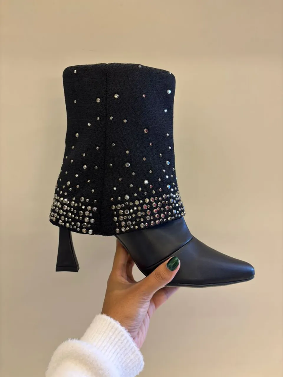 Bota Feminina Preta com Detalhes em Strass