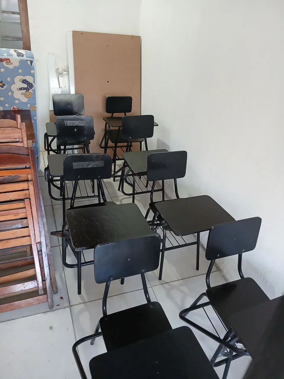 09 Cadeiras escolares pretas com mesa