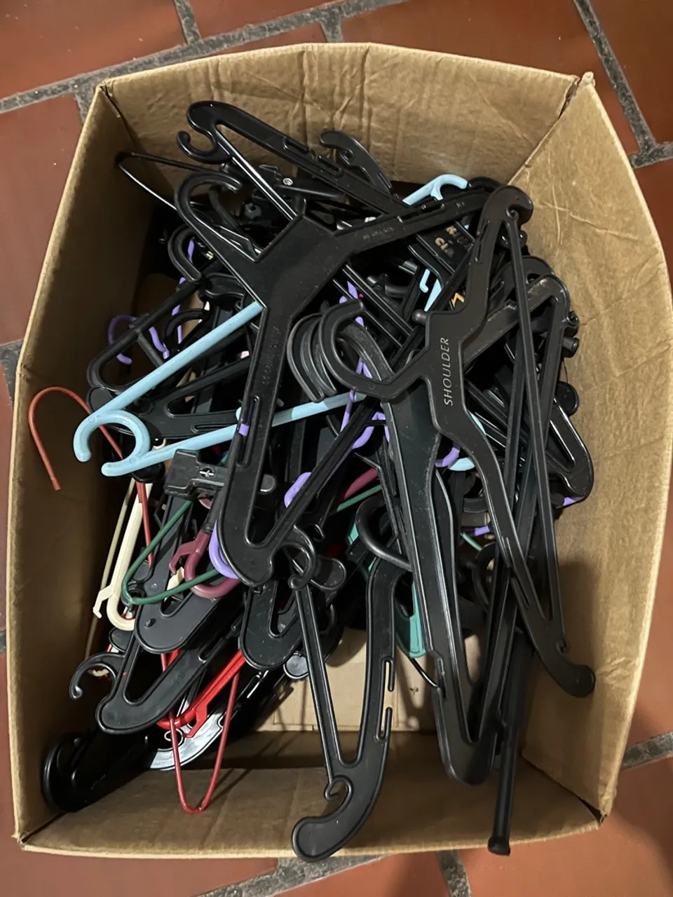 Cabides de diversos tipos e cores (usados)