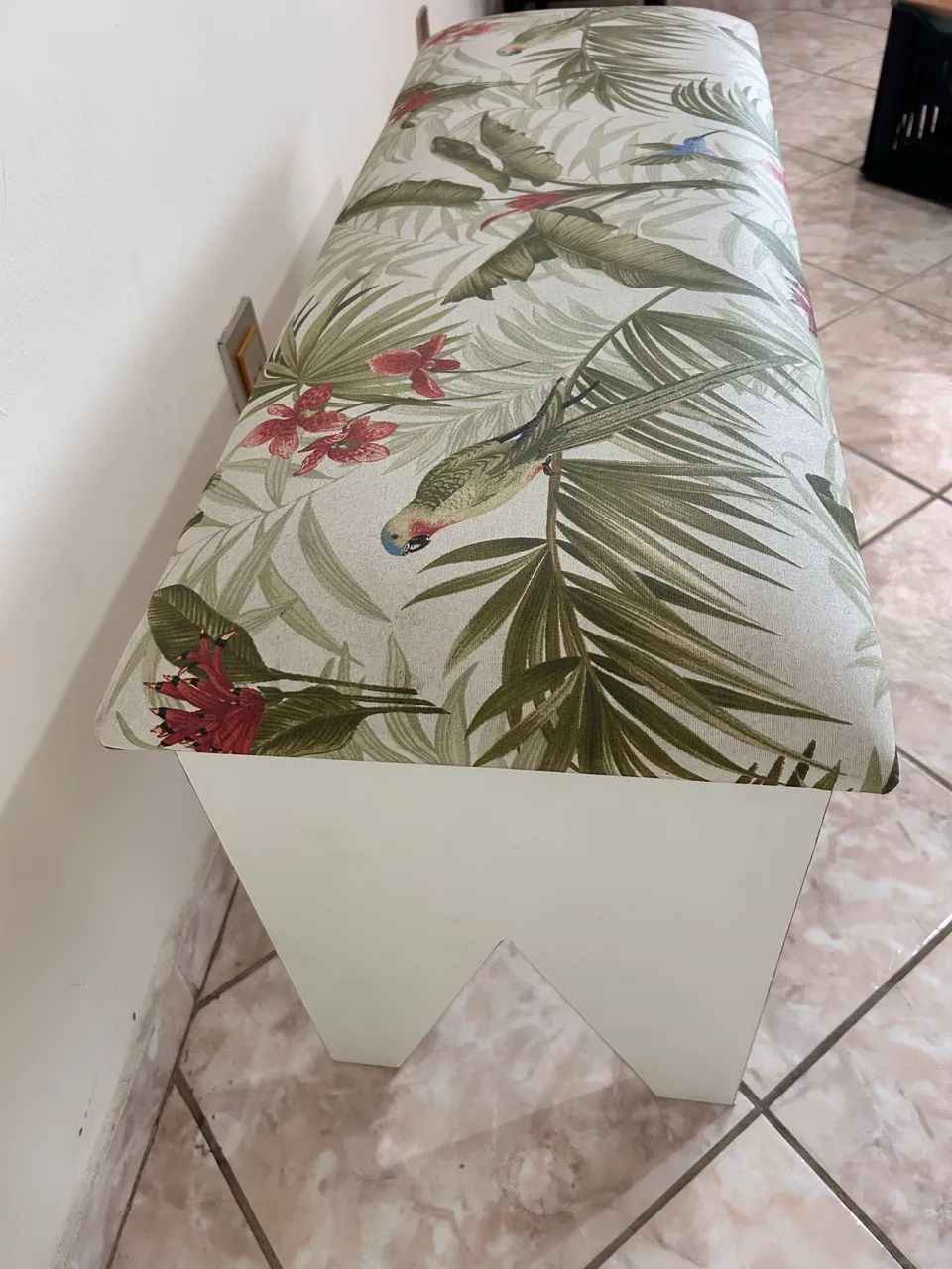 Banco de madeira com estofado em tecido tropical - Foto 4