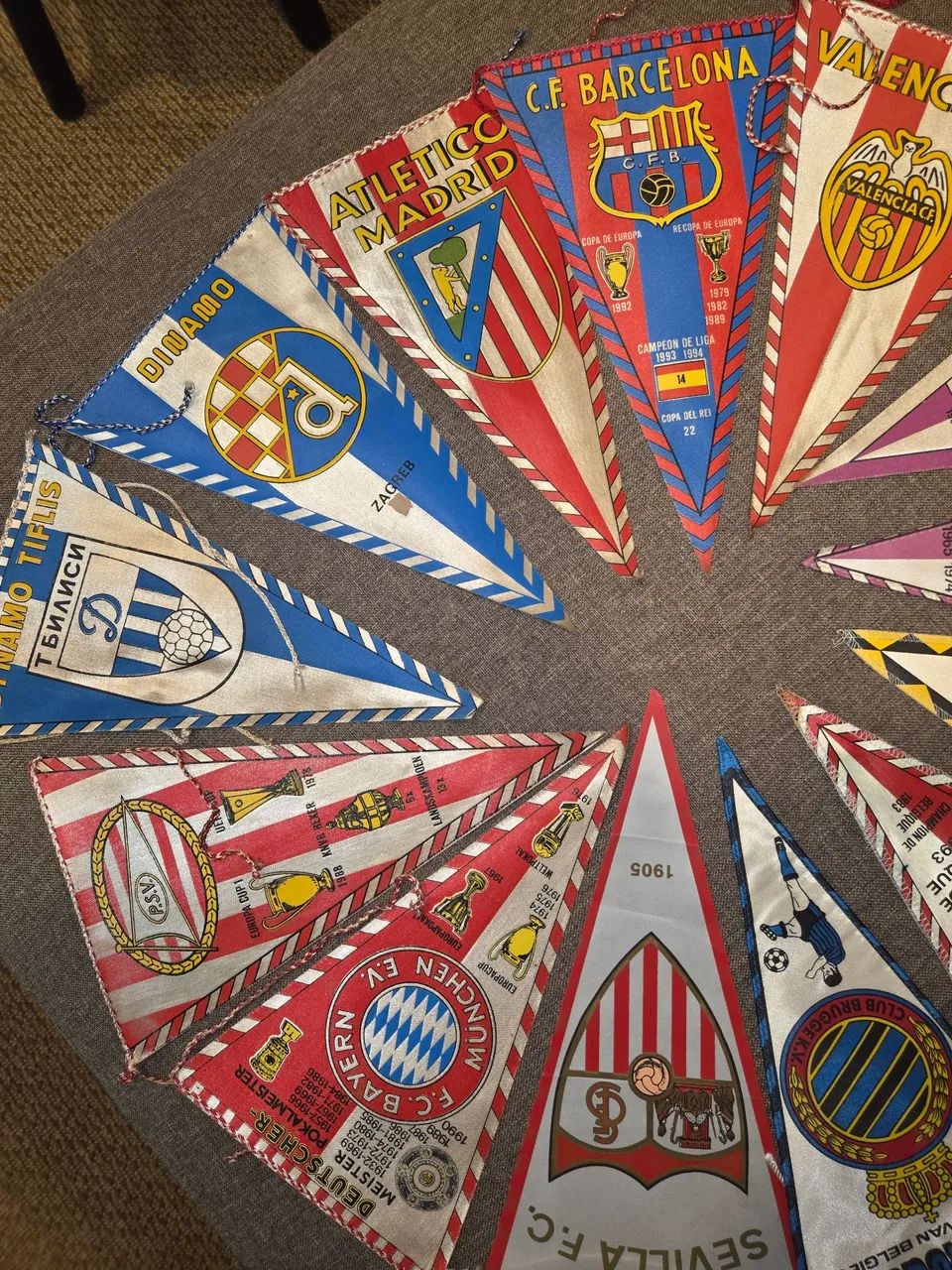 Lote Flâmulas futebol importadas Barcelona Madrid Dinamo  Bayern Valencia bayern - Foto 4