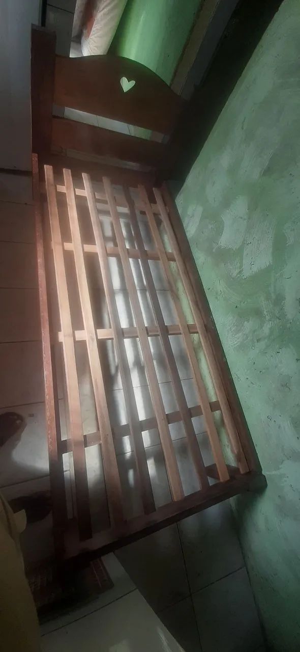 Cama de madeira com estrutura resistente