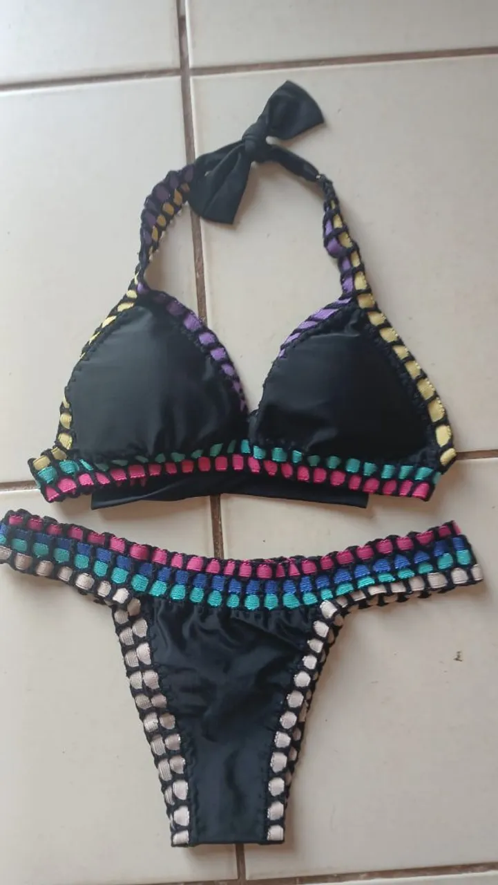 Biquíni preto com detalhes coloridos