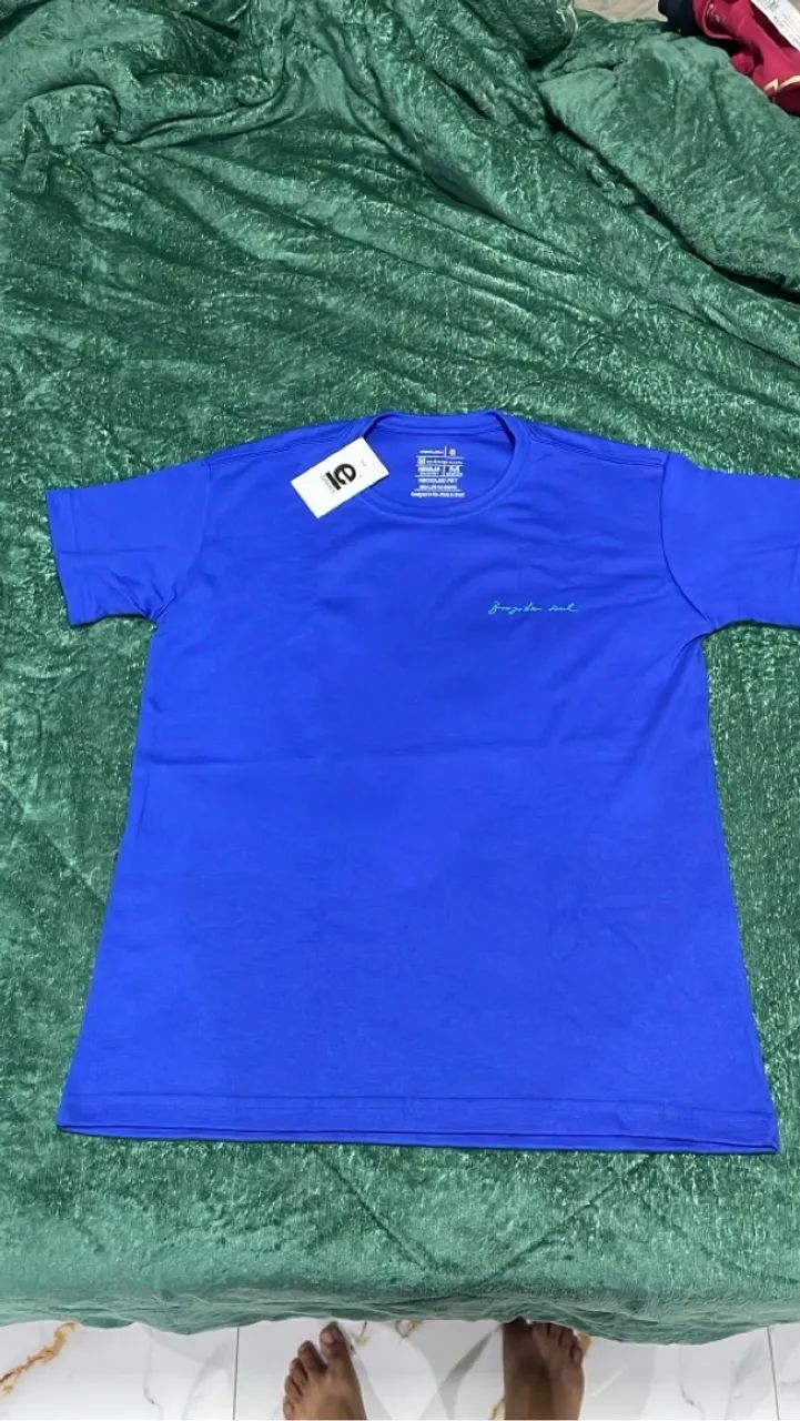 Camiseta azul com estampa de tridente - Foto 2