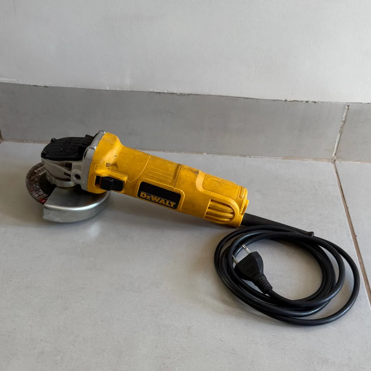 Esmerilhadeira DEWALT 800W 220V, (Funcionando perfeitamente)