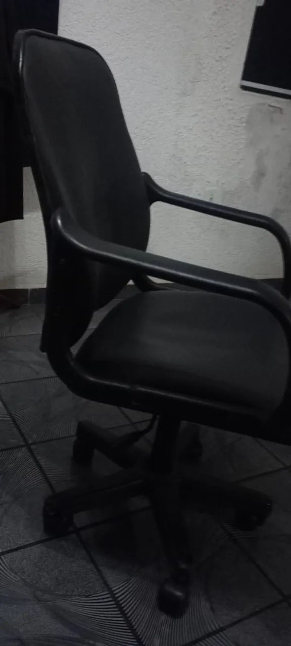 VENDA URGENTE MOTIVO DE VIAGEM. Cadeira de Escritório Giratória Preta - Foto 2